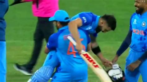 Rohit Sharma Lift Virat Kohli And Ran To The T20 World Cup Trophy After He Won The Ind Vs Pak