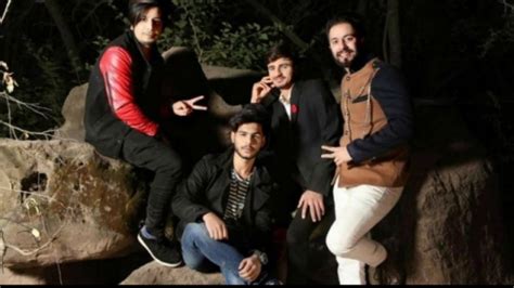 Pakistan's Popular Chaiwala Makes His Music Video Debut, Steals The Thunder From The Singers!