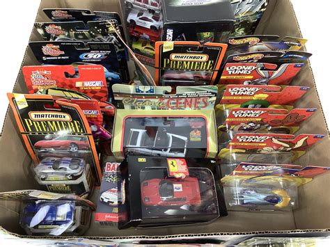 Lot 25 NIP Cars Kiss Hot Wheels Looney Tunes