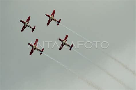 Aksi Jupiter Aerobatic Team Antara Foto