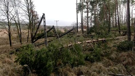 Wichury w Polsce Połamane drzewa zniszczone budynki Interwencje