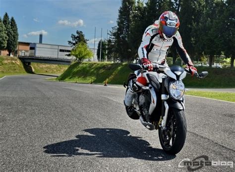 Comparativa Maxi Naked La Video Prova Di Motoblog Motoblog