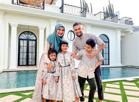 Potret Lebaran Keluarga Shireen Sungkar Dan Teuku Wisnu