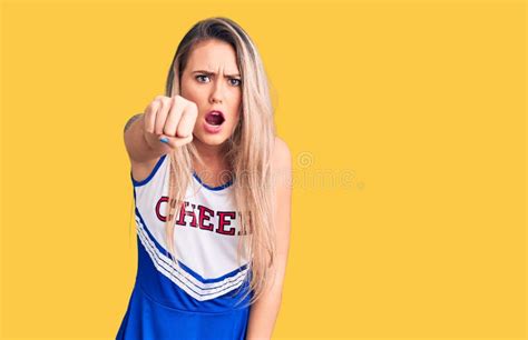 Jeune Belle Femme Blonde Portant L Uniforme Cheerleader Pointant M Content Et Frustr La