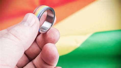 El matrimonio gay la medida que permitió una drástica caída de los suicidios entre los