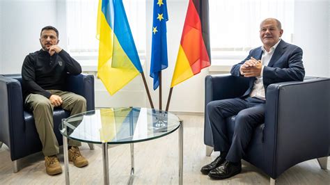 Treffen in Frankfurt am Main Scholz bekräftigt Beistand für Ukraine