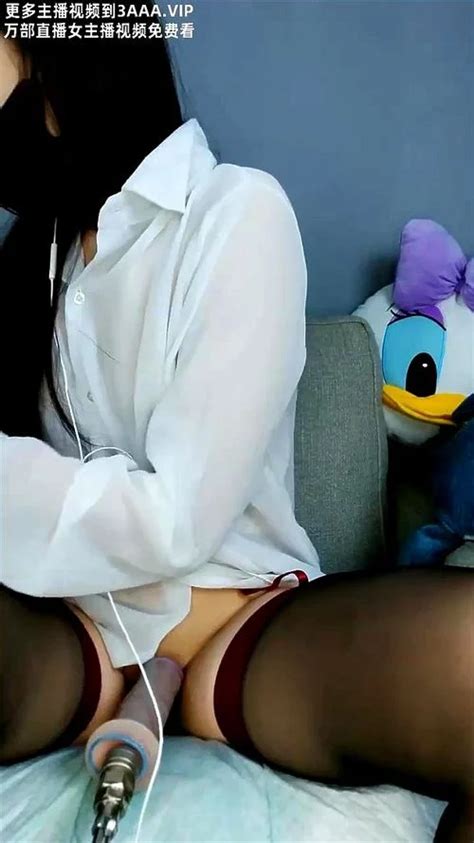 Titta på 中国女主播皮短裙极品美臀性感吊带黑丝跪在沙发翘起炮击抽插骚穴喷尿跳蛋塞菊花大黑牛塞入骚穴 丝袜 中国 Porn SpankBang