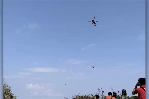 Helikopter Water Boombing Lepaskan Air Di Titik Kebakaran TPA Suwung