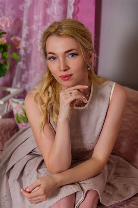 Portret Van Een Leuk Jong Blonde In Een Mooie Korte Kleding Stock Afbeelding Image Of Glimlach