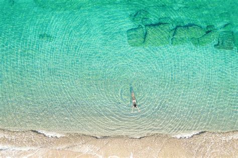 Joven En Bikini Nadando En Agua De Mar En La Playa Ver Desde Arriba Vista Drone Superior