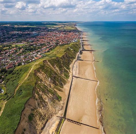 Dog Friendly Beaches in Norfolk - BeachAtlas