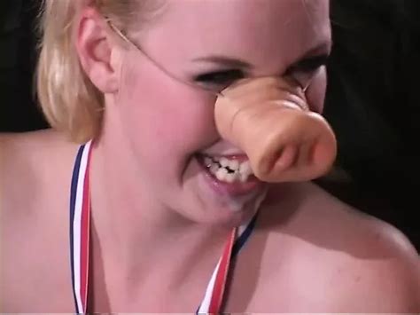 Hässlicher Typ Lädt Seine Blonde Freundin In Schweinemaske Ein