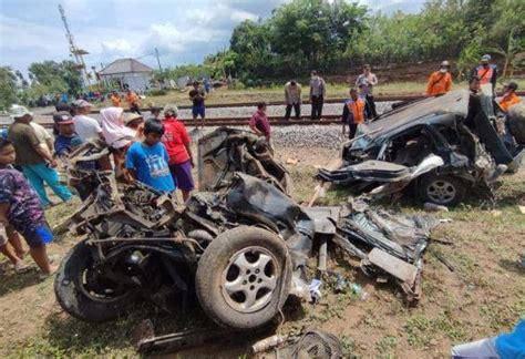 Ngeri Mobil Ditabrak Kereta Api Di Nganjuk Hingga Terbelah 2 Tewas 3