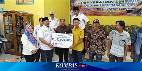 Jalankan Program Seluma Melayani Bupati Erwin Serahkan Kartu Bpjs