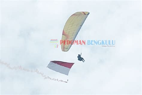 Parade Paralayang Bendera Merah Putih Berkibar Di Langit Lebong