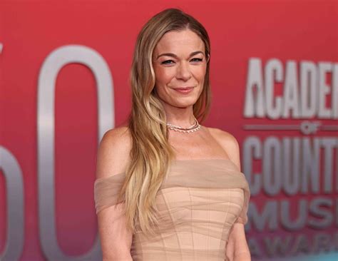 How Do I Live Singer Leann Rimes Wears Nearly Naked Dress At The Acm Awards