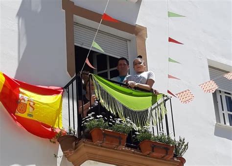 Muestras De Entusiasmo Por Las Florecientes Cruces De Mayo Andaluc A