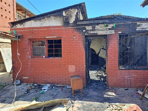 Incendio Consumió Por Completo La Vivienda Que Alquilaba Una Familia Y Se Quedaron Con Lo Puesto