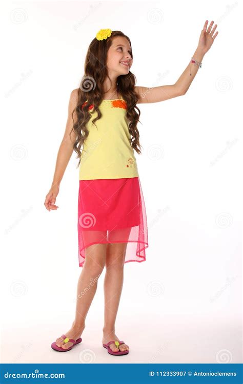 Schlankes Mädchen Des Hübschen Brunette Kinderkünstlerisch Aufwerfend Und Glücklich Stockbild