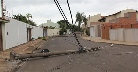 G1 Caminhão enrosca em fios e derruba três postes em bairro de Rio