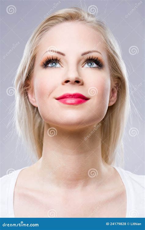 Jeune Femme Blonde Joyeuse Photo Stock Image Du Espoir Attrayant