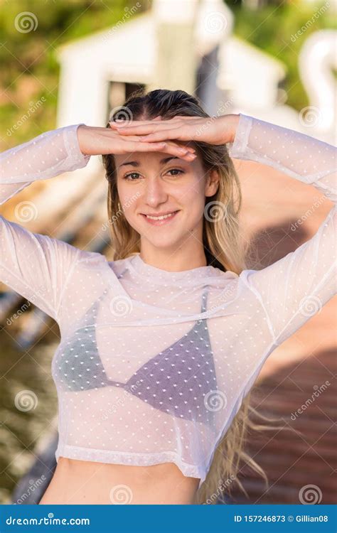 Portrait D Une Jeune Femme En Bikini Image Stock Image Du Lumineux Dessus
