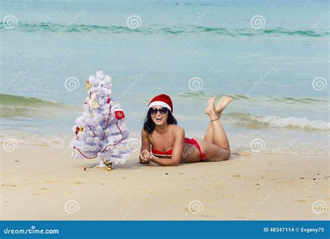Fille Sexy Santa Dans Le Bikini Sur Un Sapin De Plage Photo Stock Image Of Concept Fond 48347114