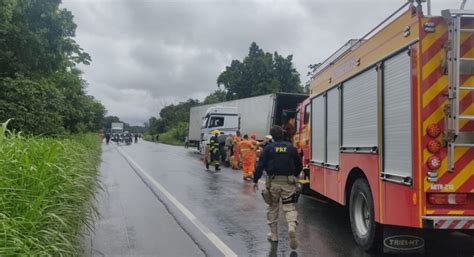 Colis O Entre Caminh Es Deixa Uma Faixa Interditada Na Br Em Blumenau