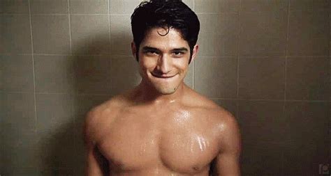 Tyler Posey E J R Bourne Di Teen Wolf Si Danno Alle Coccole Gay It