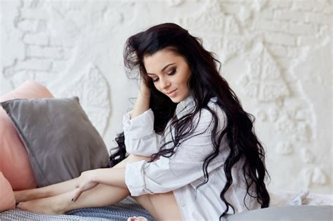 Brune Nue Sexy Dans La Chambre En Lingerie Silhouette Parfaite Et Corps De Femme Matin De