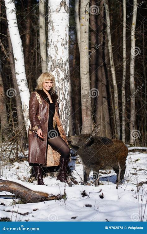 Het Meisje Van De Blonde Met Everzwijn Stock Foto Image Of Hoofd Bruut