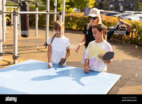 Mutter Tochter M Dchen Bikini Fotos Und Bildmaterial In Hoher Aufl Sung Alamy