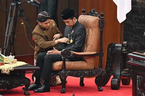 Jokowi Dianugerahi Medali Loka Praja Samrakshana Oleh Polri Besar