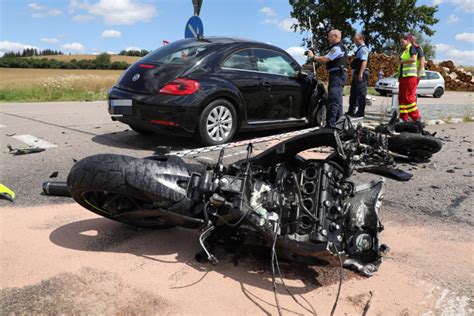 Tödlicher Unfall Motorradfahrer 20 stirbt nach Zusammenstoß mit Auto