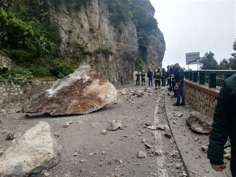 Maltempo Tragedia Sfiorata A Capri Enorme Masso Cade In Strada E