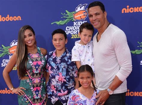 Tony Gonzalez Family Pics, Wife, Son, Daughter, Age, Height, Net Worth