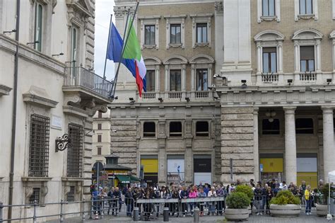 De Luca S Anger In Front Of Palazzo Chigi Breaking Latest News