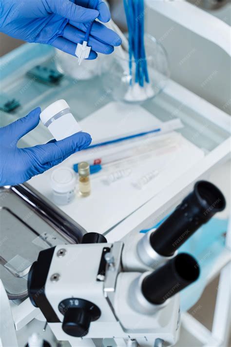 Гинекологическая цитология мазок папаниколау и цитощетка в руках ...