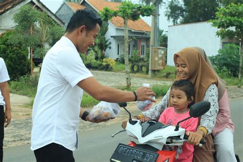 Sat Narkoba Polres Tubaba Bagikan Takjil Dalam Kegiatan Polri Peduli