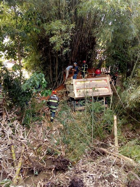 Caminhoneiro Morre Ap S Ficar Soterrado E Preso S Ferragens Ao Cair Em