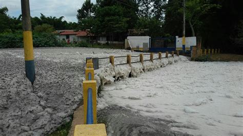 Espuma Do Rio Tiet Atinge Dois Metros De Altura E Cobre Rua Em Salto