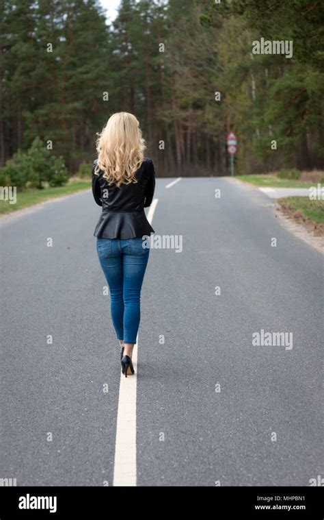 Frau Von Hinten Eine Junge Blonde Frau Geht Durch Den Asphalt Stockfotografie Alamy