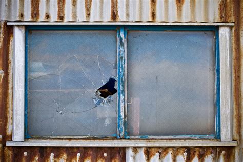 Сломанное окно (49 фото) - фото - картинки и рисунки: скачать бесплатно