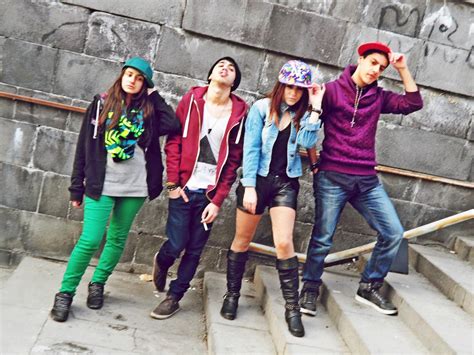 Подростки и те, кто ими интересуется.