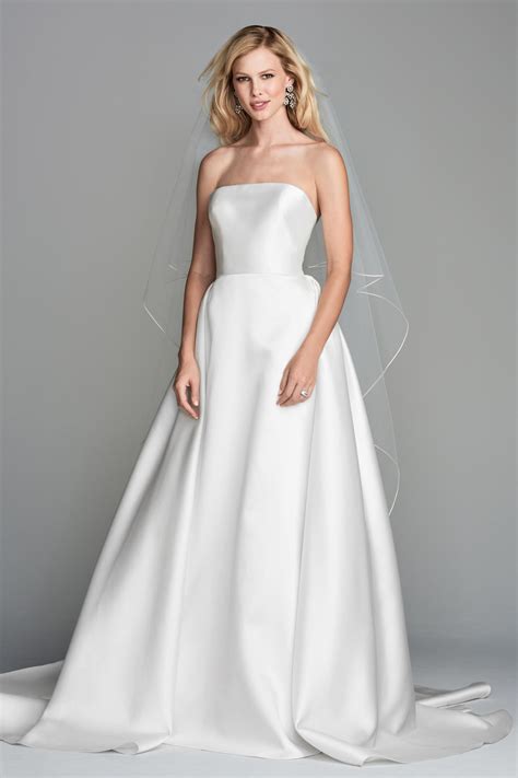 15 Sleek Wedding Gowns for the Minimalist Brides - OneThreeOneFour Blog