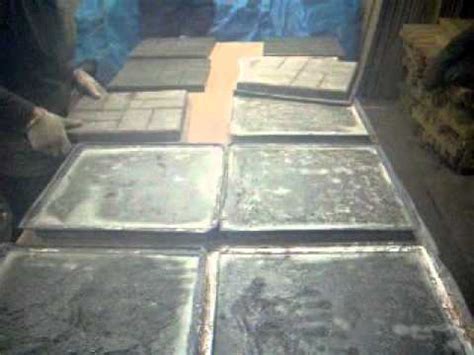 Расформовка (распалубка) тротуарной плитки из пластиковых форм - YouTube