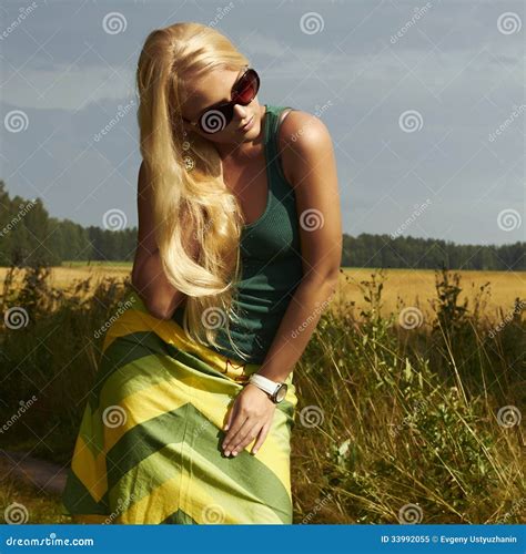 Belle Fille Blonde Sur Le Field Beauty Woman Sunglasses Image Stock Image Du Horizon