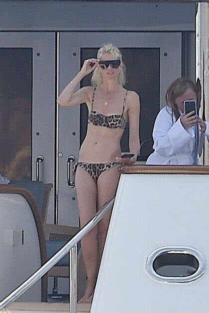 Claudia Schiffer Deslumbr Con Un Bikini De Leopardo A Los A Os Infobae