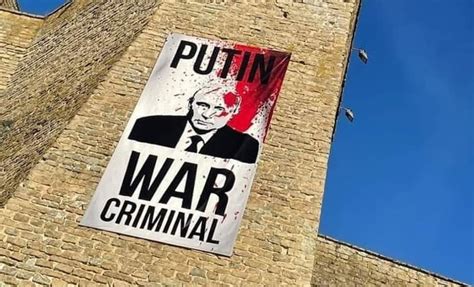 «Путин — военный преступник» — такой плакат вывесили в Нарве. «Бумага»