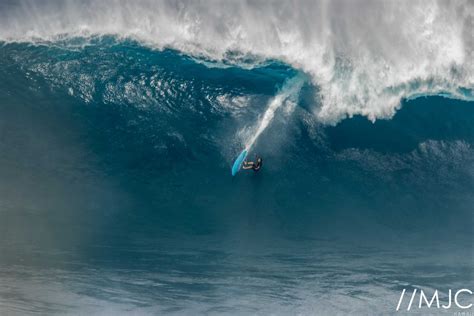 Photos Xl Swell Brings Epic Surf To Peʻahi “jaws” On Mauis North